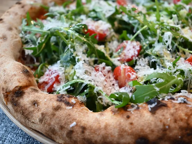 화덕에서 갓 구워져 나온 따끈한 피자의 클로즈업