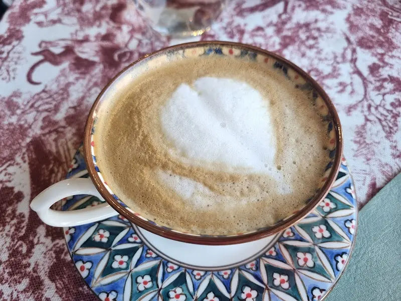 하트 모양 라떼 아트가 인상적인 커피