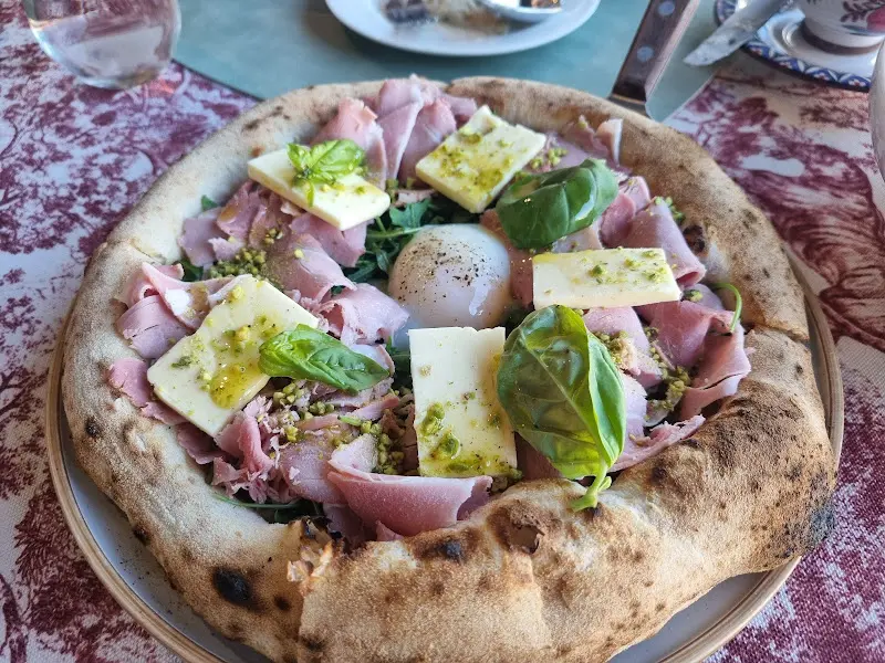 다양한 토핑이 올려진 화덕피자