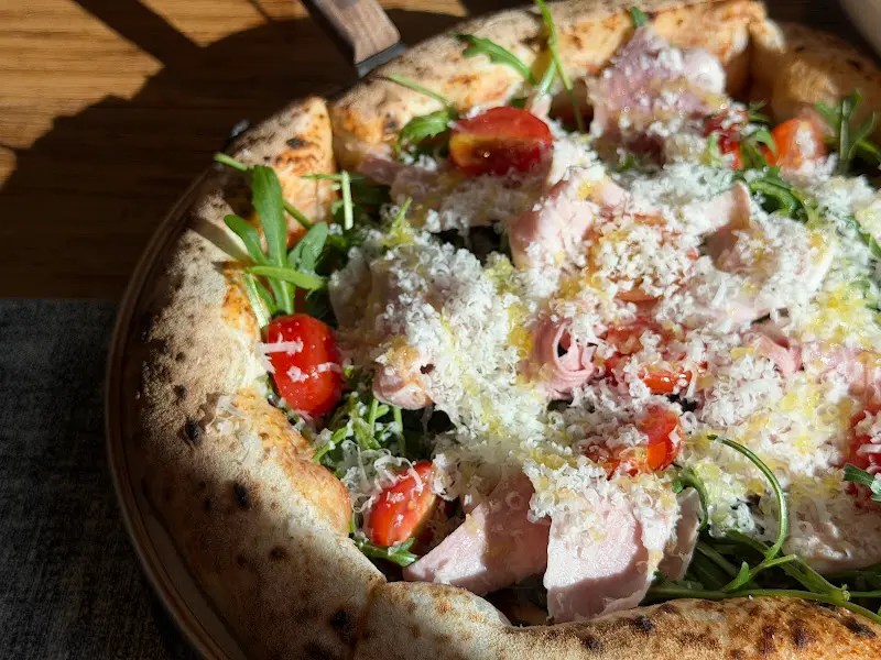 햇살 아래 빛나는 화덕피자