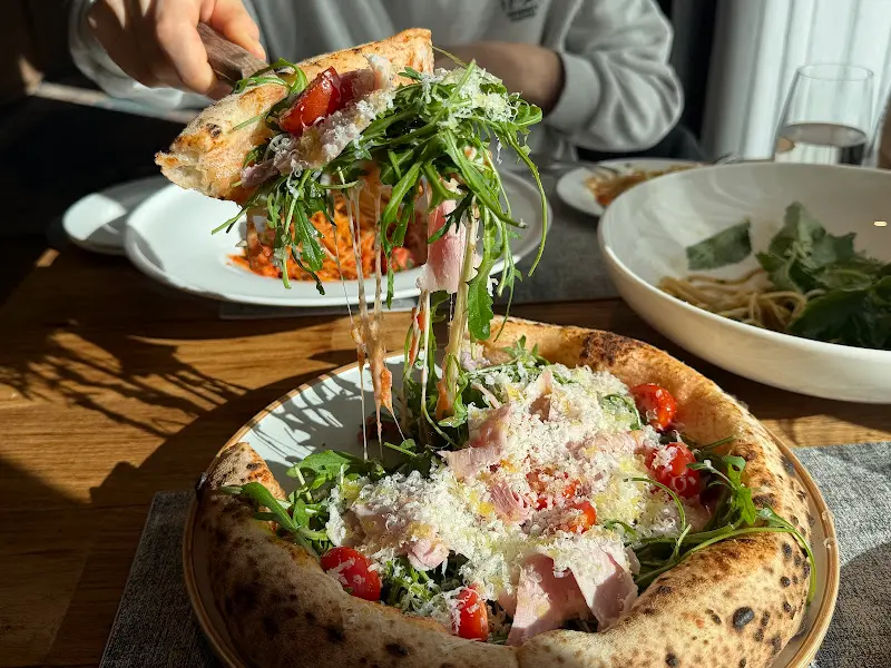 피자를 들어올리는 모습