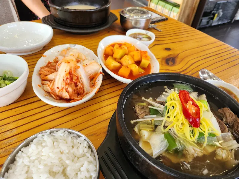 도가니탕과 반찬들