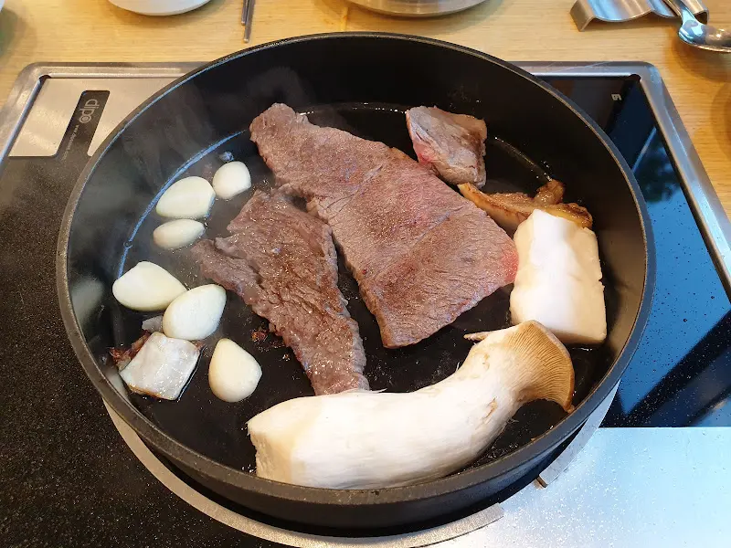 불판 위에서 익어가는 한우