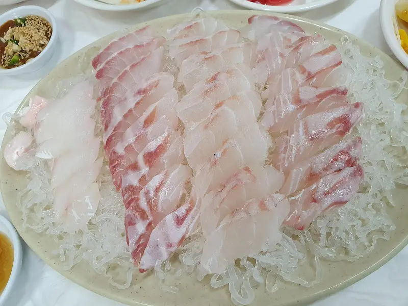 보기만 해도 신선함이 느껴지는 민어회