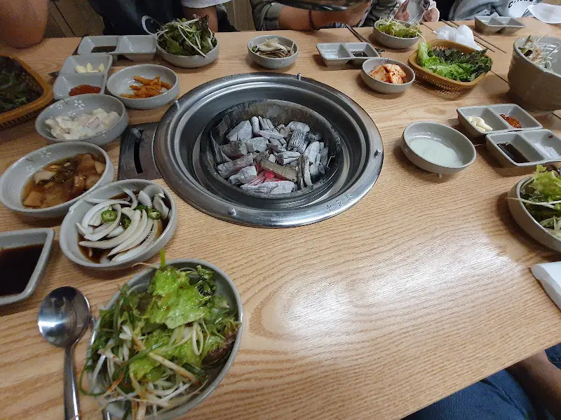 푸짐하게 차려진 밑반찬