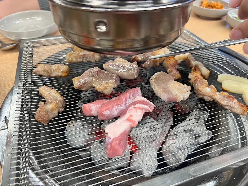 숯불 위에서 구워지는 다양한 부위의 고기