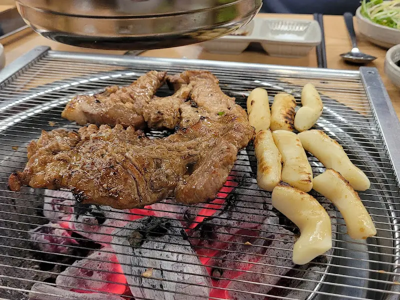 숯불 위에서 익어가는 양념 껍데기