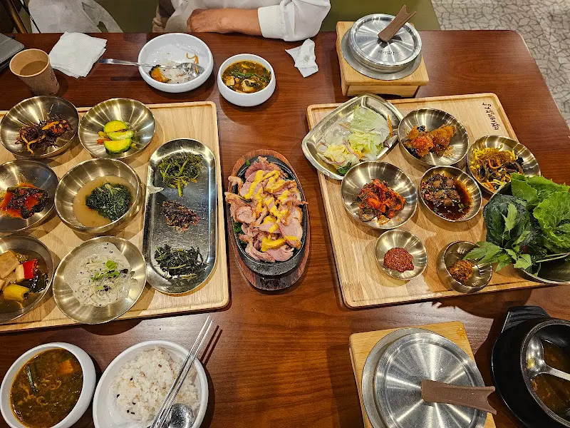 솥밥과 다양한 반찬