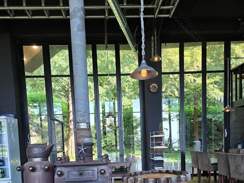 높은 천장과 앤티크한 조명이 인상적인 엉클펍 내부