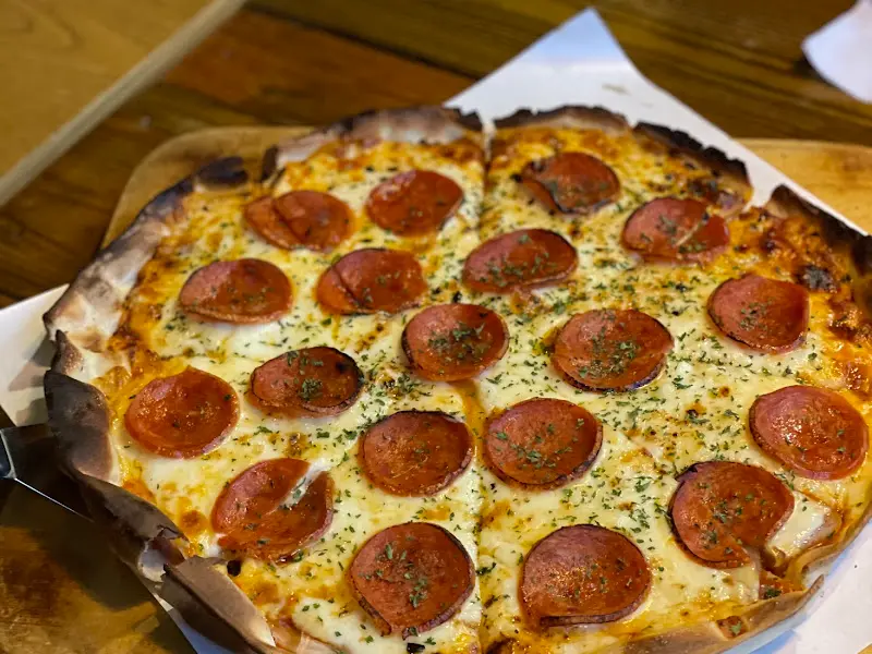 페퍼로니가 듬뿍 올라간 피자
