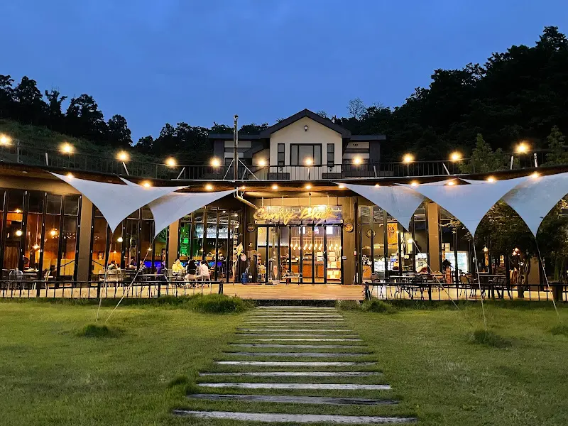 밤에 더욱 아름다운 엉클펍의 외관