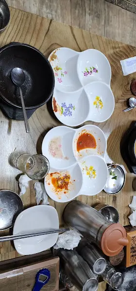 깔끔하게 세팅된 테이블과 밑반찬