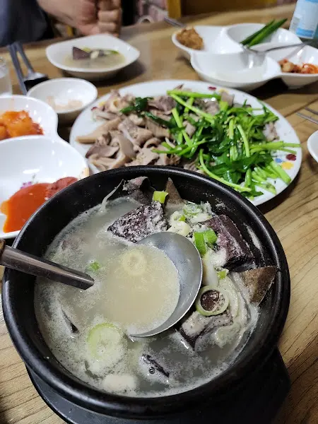 장충 뚝배기의 순대국밥 한상차림