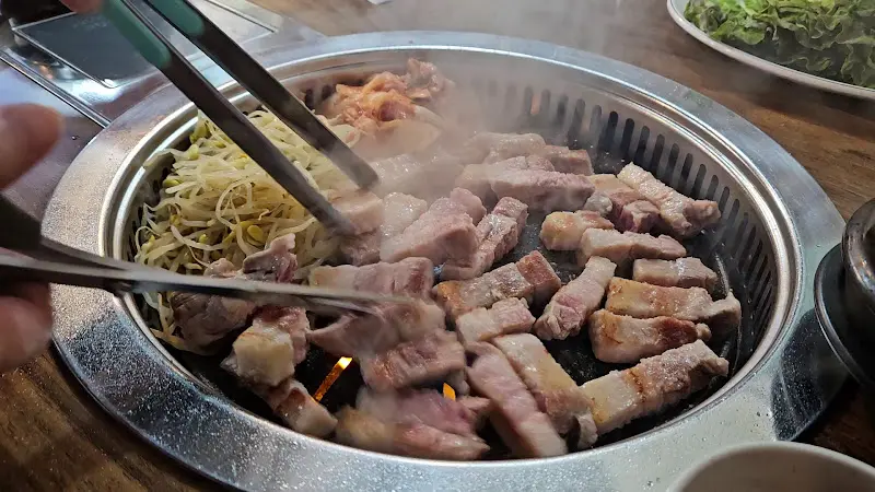 삼겹살이 구워지는 모습