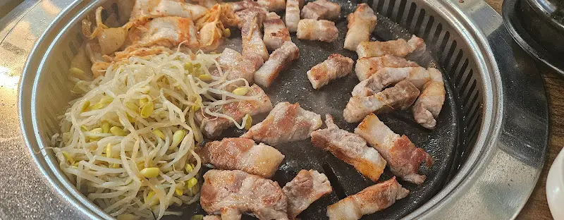 불판 위에서 익어가는 고기