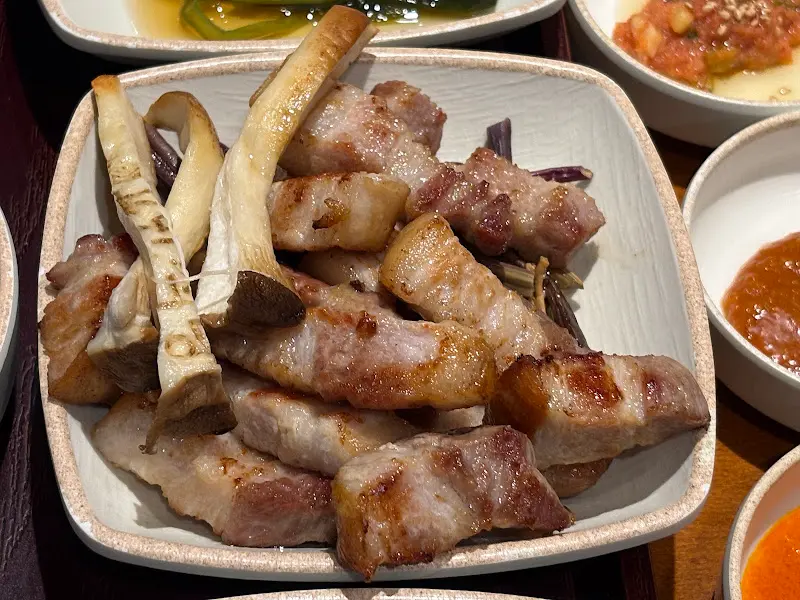 잘 구워진 삼겹살과 버섯