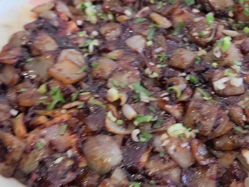 양념에 잘 볶아진 뽈살과 야채들