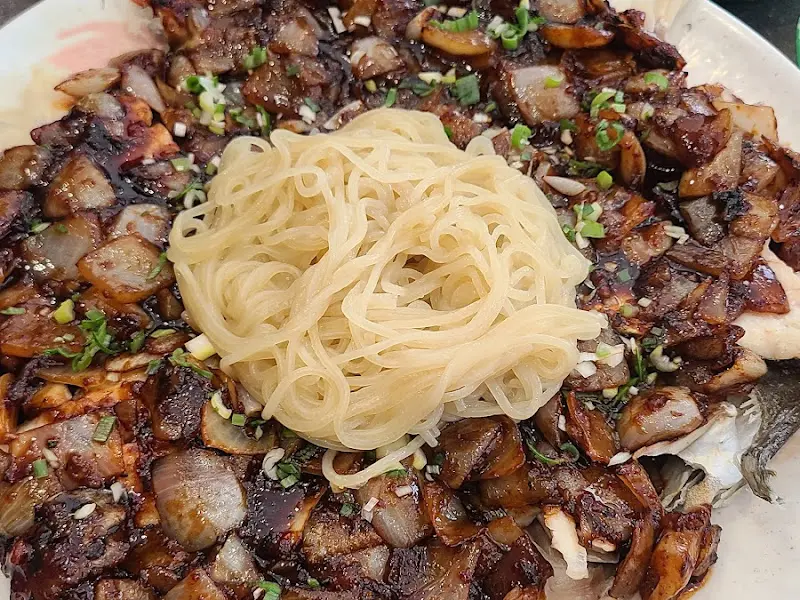 뽈불고기 위에 올려진 면사리