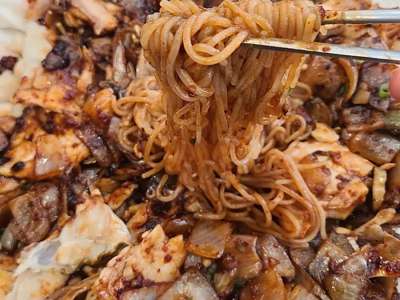 젓가락으로 집어올린 면발