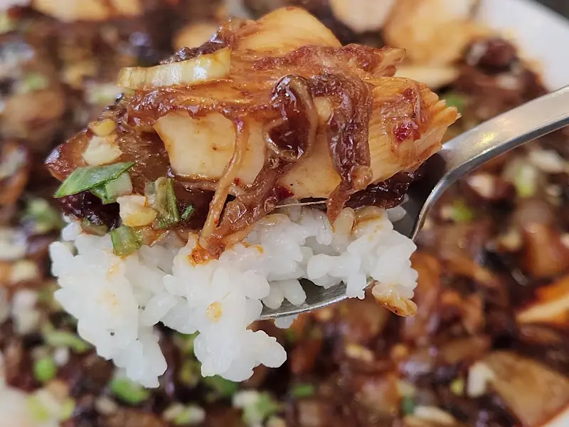 밥 위에 얹어 먹는 뽈살