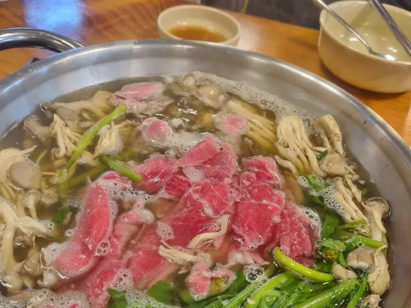 끓고 있는 칼국수