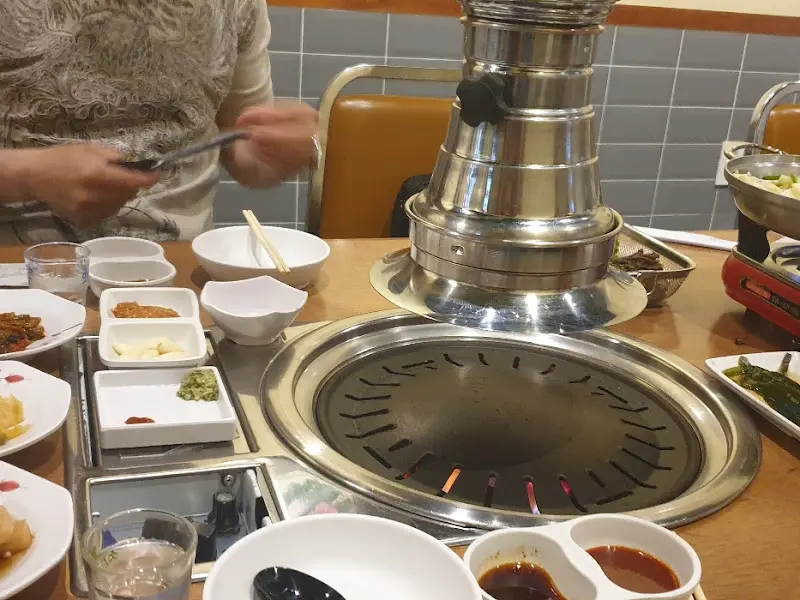 테이블 중앙에 위치한 환풍 시설