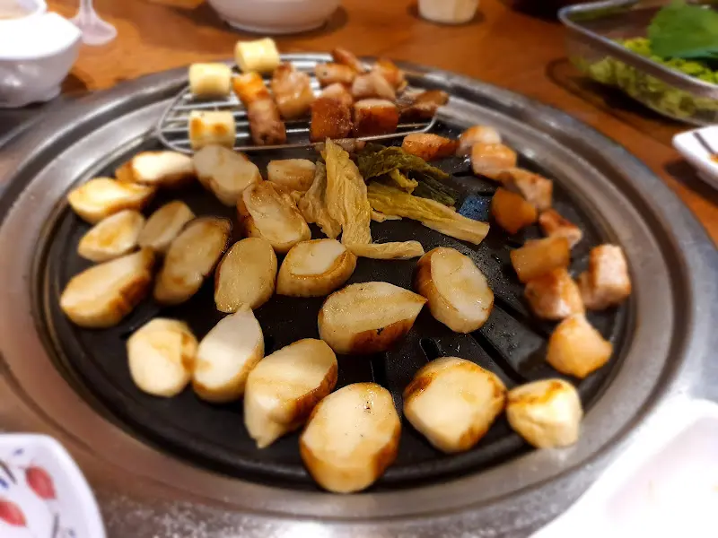불판 위에서 맛있게 구워진 고기