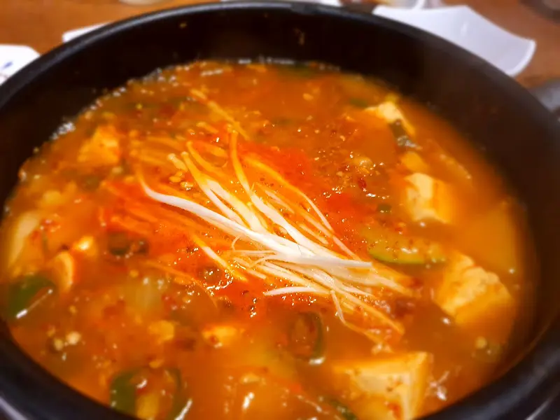 뚝배기에 담겨 보글보글 끓는 된장찌개