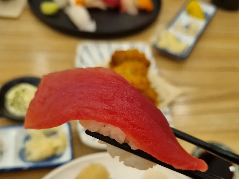 젓가락으로 집은 참치 초밥