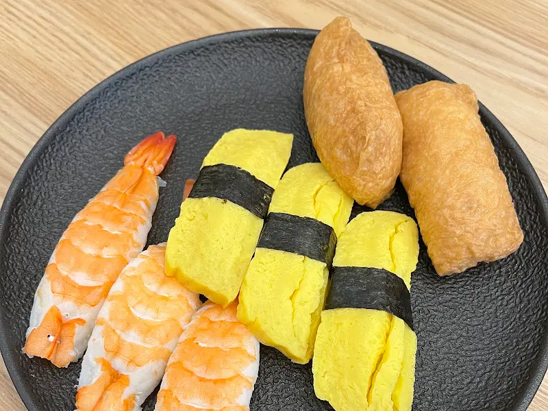 계란, 새우, 유부 초밥 클로즈업