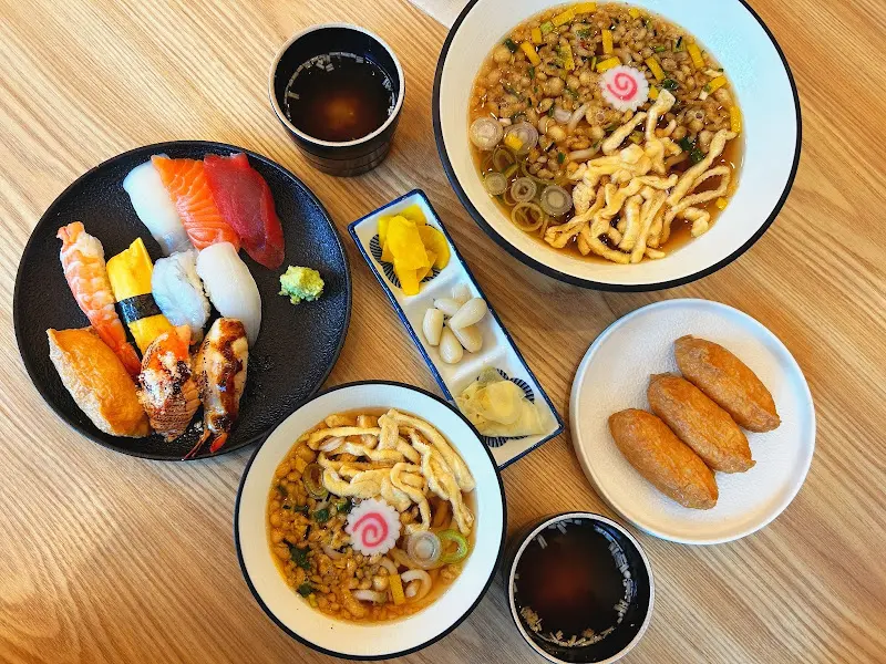 초밥과 우동 한상