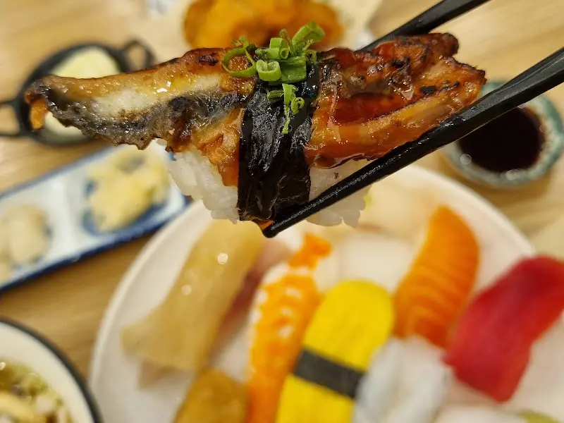 젓가락으로 집은 장어 초밥