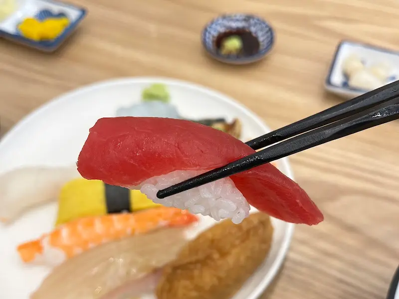 젓가락으로 집은 참치 초밥