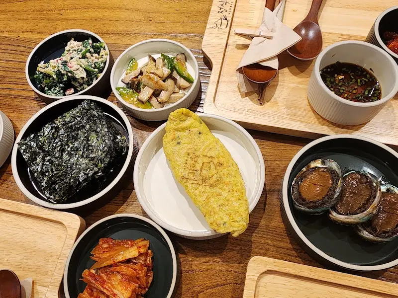 정갈하게 차려진 밑반찬들