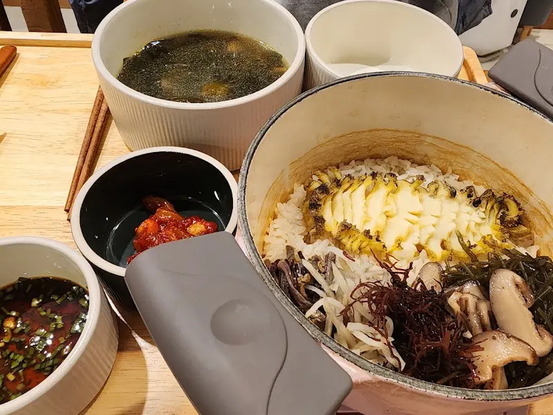 다양한 해산물이 푸짐하게 들어간 코다 솥밥