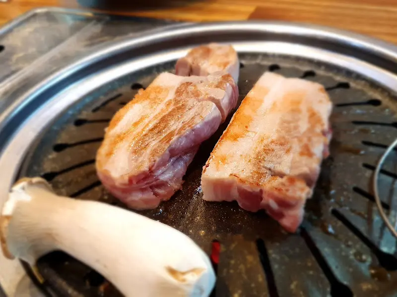 노릇하게 구워진 삼겹살