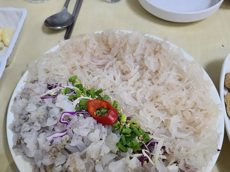 접시 가득 담긴 산오징어회