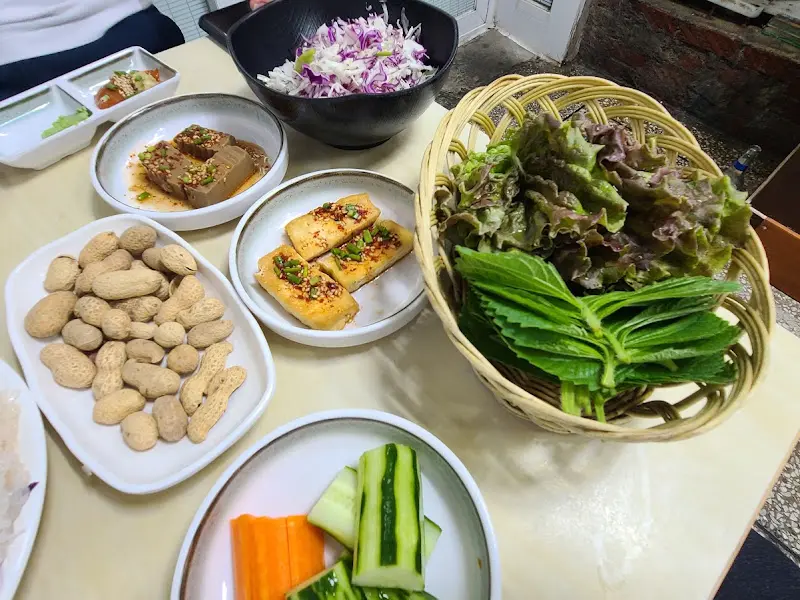 다양한 곁들임 메뉴와 함께 즐기는 산오징어 한 상