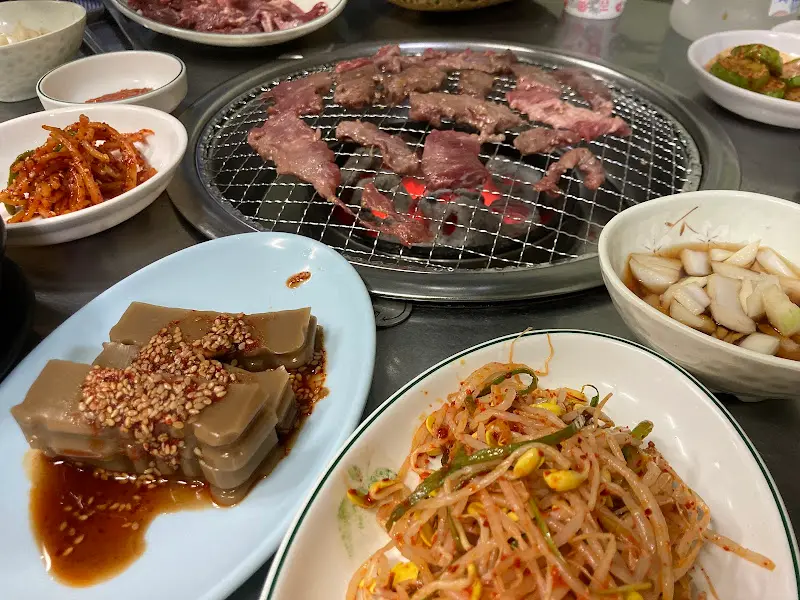 갈매기살과 푸짐한 밑반찬