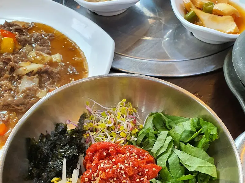 육회비빔밥과 밑반찬