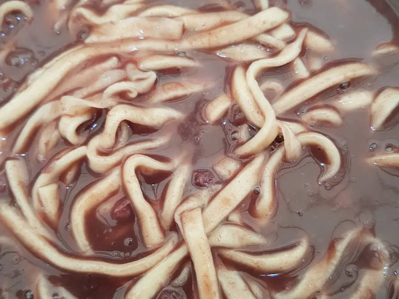 윤기가 흐르는 팥죽의 면발