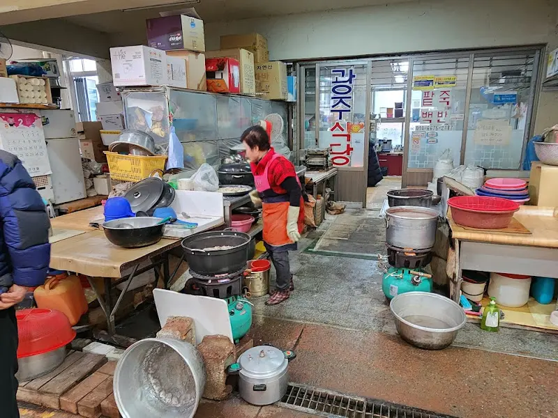 분주하게 음식을 준비하는 모습