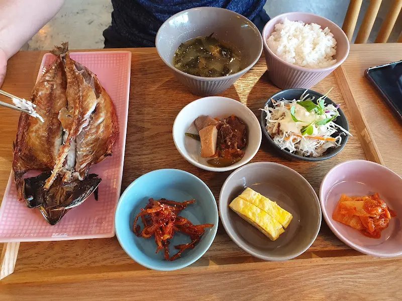 노릇하게 구워진 고등어구이와 정갈한 반찬들