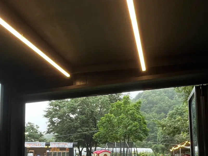 식당 천장의 조명