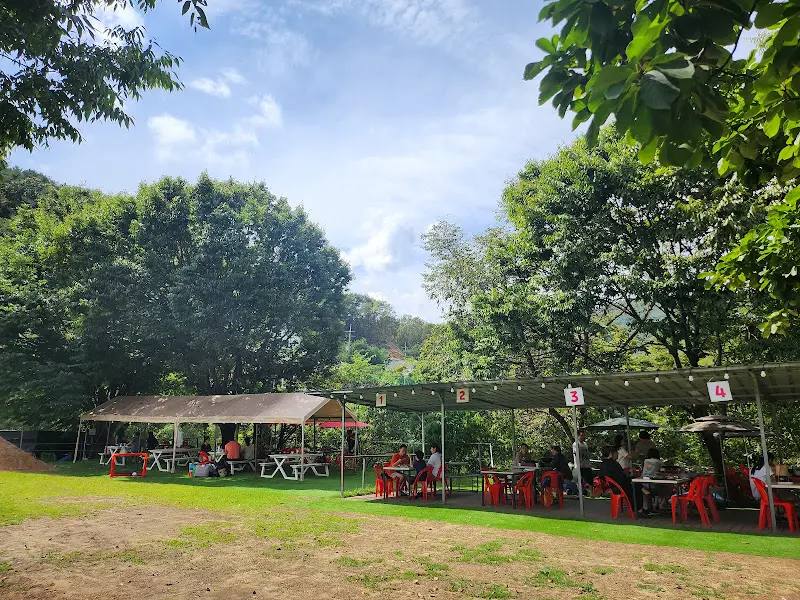 야외 테이블 전경