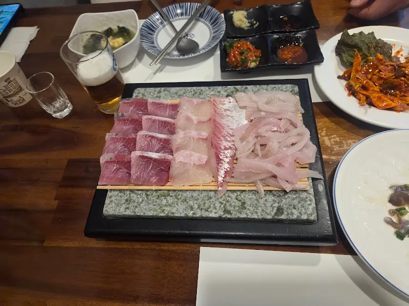 돌 위에 정갈하게 담긴 모듬회