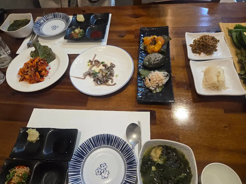 테이블 가득 차려진 한 상 차림