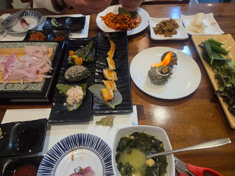 화려한 플레이팅의 해산물 모듬