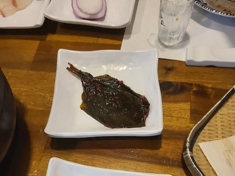 정갈하게 담긴 곁들임 반찬