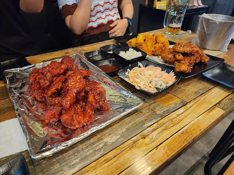 얼큰이 치킨 한상 차림